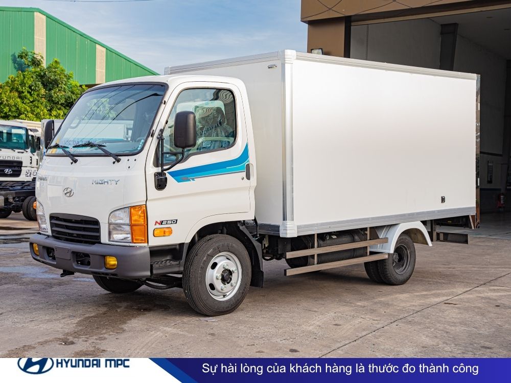 Giá xe tải Hyundai Mighty N250SL thùng kín composite 2T - 2.5T